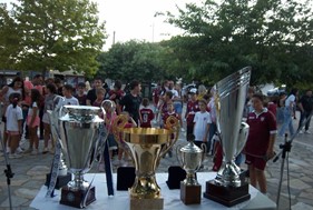 Η ΠΑΕ ΑΕΛ Novibet γέμισε την Πλατεία Μακρυχωρίου του Δήμου Τεμπών (φωτο)